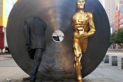 為什么不銹鋼雕塑越來(lái)越多被使用